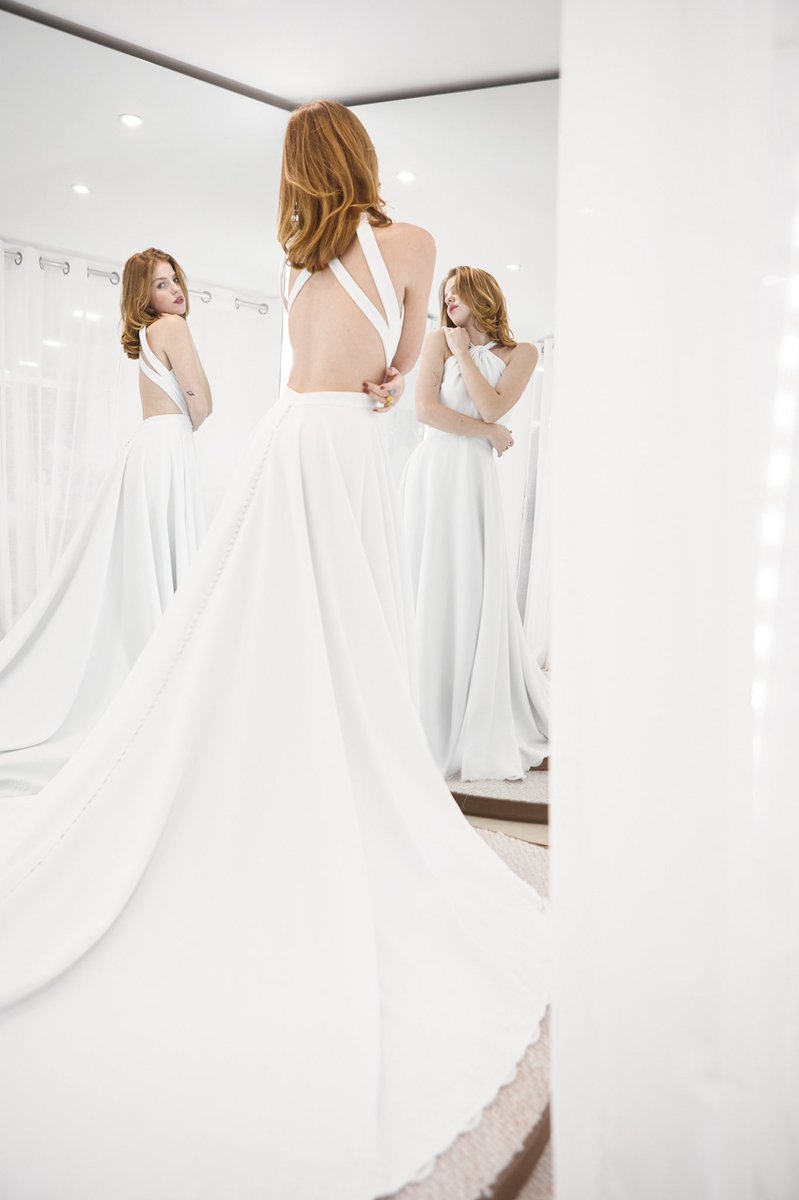 Esta es una propuesta de vestido de novia nueva 🪐- el vestido está inspirado en los aros de Saturno. Esta hecho en crepe blanco con apliques de encaje en el bajo de la falda y botones forrados en la espalda. El delantero es un escote halter con efecto drapeado de recogido.