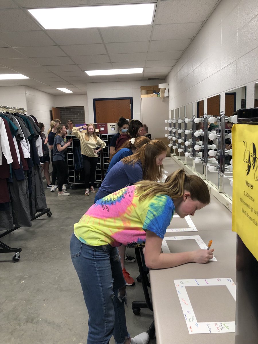 The annual ⁦<a href="/RBurgChoraliers/">Reedsburg Choraliers</a>⁩ photo mat signing session. #ReedsburgPride