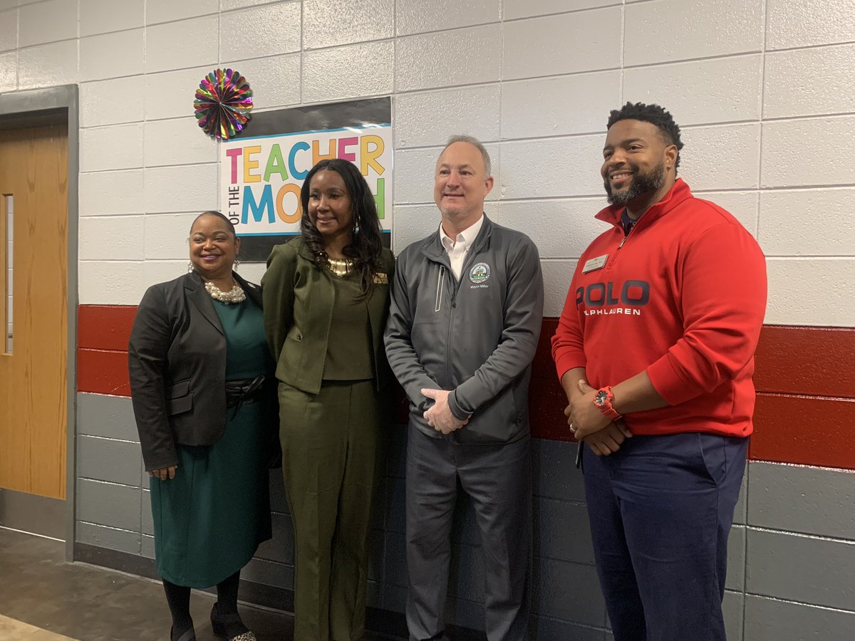 Chicdink1's tweet photo. Breakfast with Mayor Miller at Weaver Middle School #VIPproud! https://t.co/A0p7BUYlDL