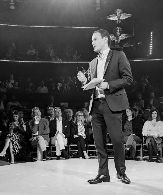 ebothorel's tweet photo. Très touché par l’émotion de @cedric_o ce soir #numerique2022 . 
Il a fait le job. 
Certes, il n’a pas une loi qui porte son nom.
Mais je peux témoigner qu’à chaque instant ces dernières années, sa seule préoccupation a été d’être en soutien des acteurs de l’innovation en 🇫🇷. https://t.co/59ny4J9WS5