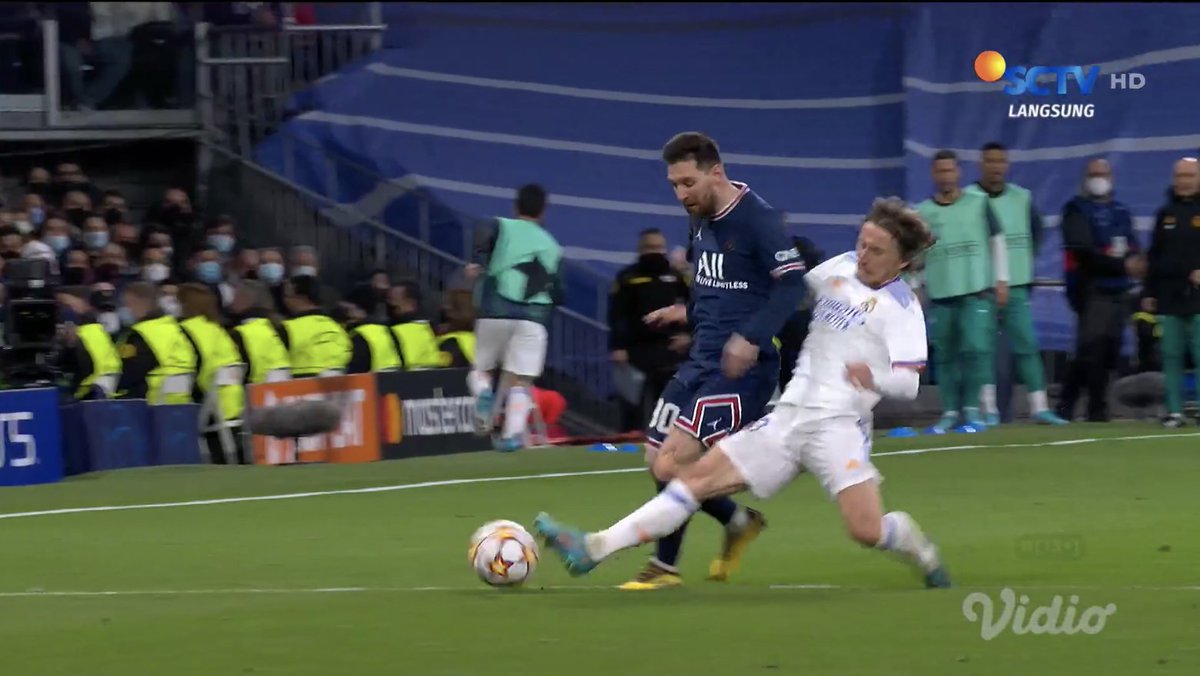 ruangtaktik's tweet photo. Modric selalu ada di semua fase sepakbola. Bertahan, transisi, menyerang. 2-1 game on! https://t.co/dr0ITAI9gE