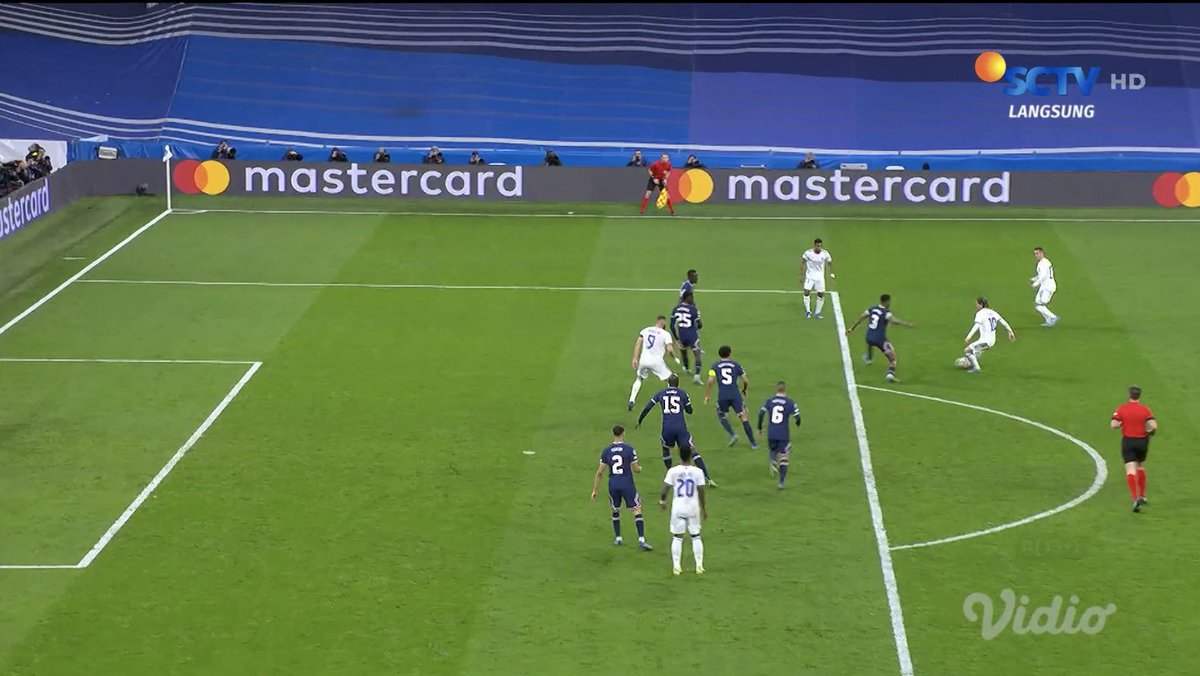 ruangtaktik's tweet photo. Modric selalu ada di semua fase sepakbola. Bertahan, transisi, menyerang. 2-1 game on! https://t.co/dr0ITAI9gE