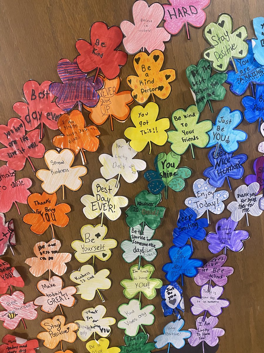 MissCaraG's tweet photo. Ss created shamrocks to share kindness and brighten our day. “Kindness is worth more than gold!”@Chelsea_Tigers #157cmarches #allin157c https://t.co/1ILarTtAbF