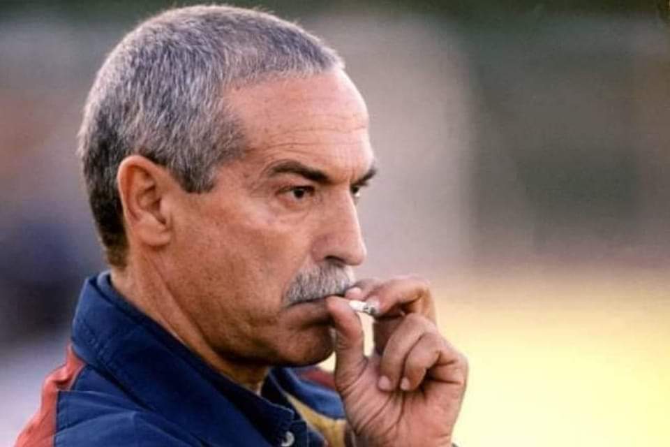 Ghoniemmmm's tweet photo. فيريرا في اول تمرين ﺟﻤﻊ ﺍﻟﻔﺮﻳﻖ ﻓﻲ ﺍﻟﻤﻠﻌﺐ و ﻫﻮ بيدخن ﺁﺧﺮ ﺳﻴﺠﺎﺭﺓ ﻓﻲ ﺟﻴ��ﻪ
و قالهم : مين ﻫﻮ ﺍﺳﺮﻉ ﻻﻋﺐ ﺑﻴﻨﻜﻢ ؟
رد عليه زيزو : انا
راح فيريرا مطلعله 50 جنيه و قاله : اجري هاتلي علبة مارلبورو احمر https://t.co/odDPSDbt3C
