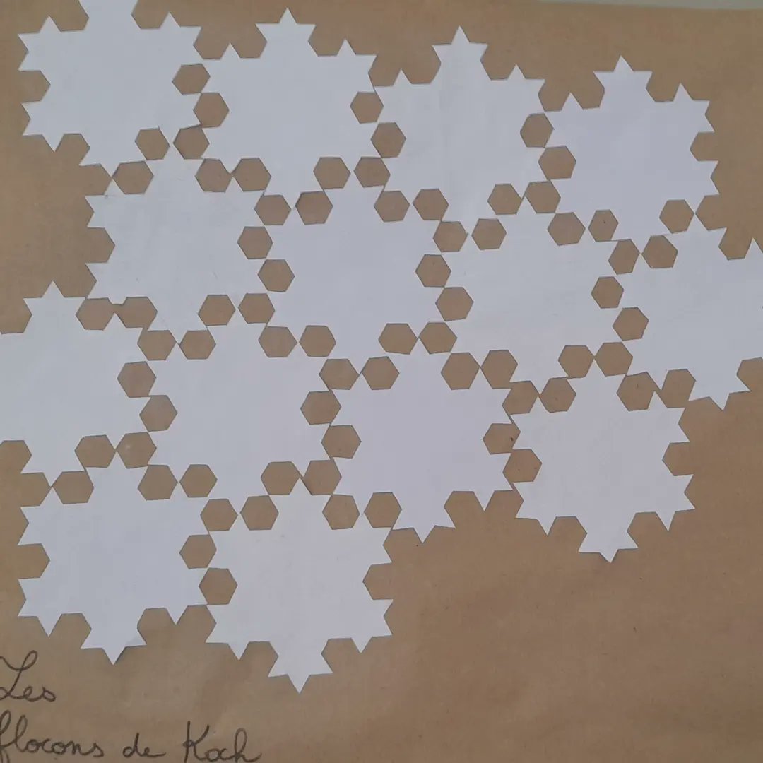 <a href="/semainemathsbdx/">Semaine des Maths Ac-Bordeaux</a> une classe de 5e expose ses Math en forme(s) avec un 
#RegardsDeGeometre vers les 
#Jardins de l'Alhambra. <a href="/universite_uppa/">Université de Pau et des Pays de l'Adour (UPPA)</a> <a href="/IremAquitaine/">IREM d’Aquitaine</a> @LesLandes40 <a href="/DSDEN_40/">DSDEN40</a> <a href="/FCR314/">F. Colonna Romano</a> <a href="/DeRegards/">Regards De Géomètre #Regarddegéomètre #RDG</a>