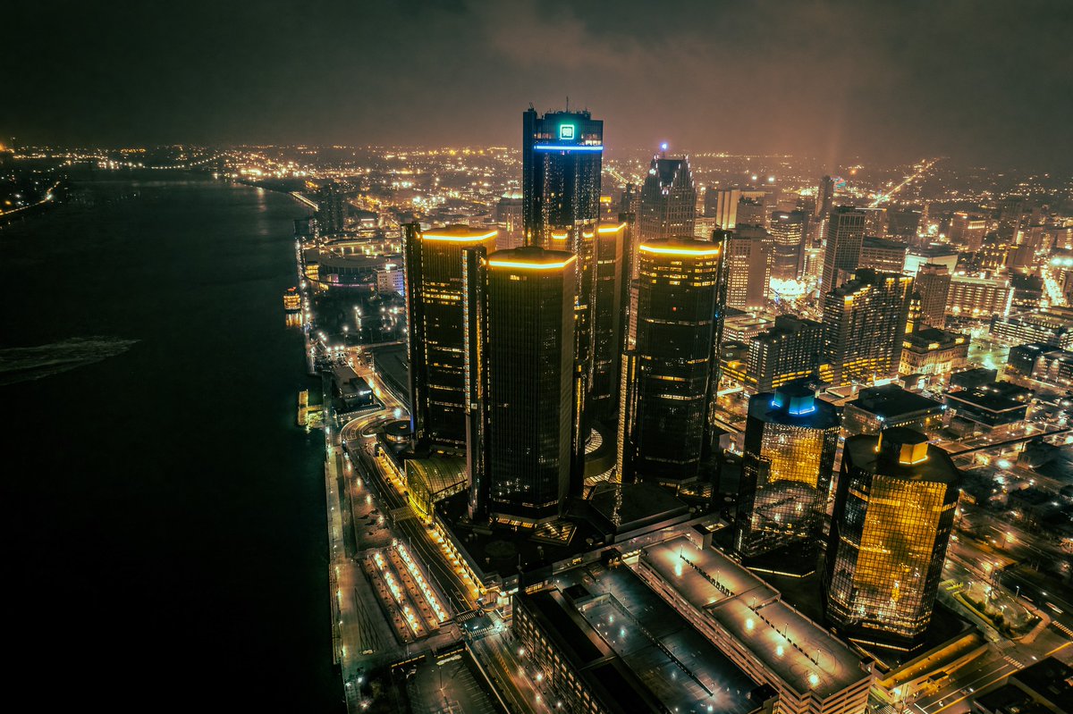 Detroit's skyline and public spaces shined blue and yellow last week in solidarity with the people of Ukraine. #StandWithUkraine @DowntownDet @GM @BCBSM pc: @AndyDeanDetroit