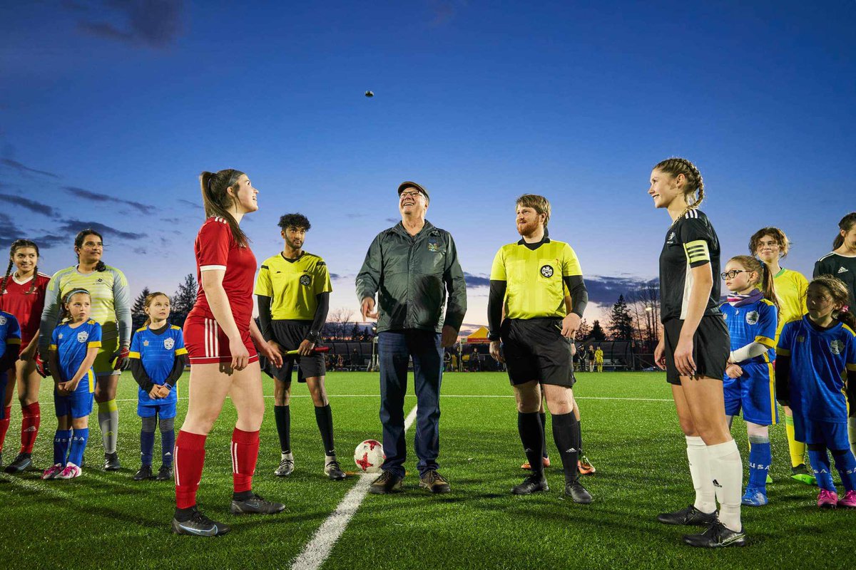 langley_united's tweet photo. Thank you @LangleyTownship @MayorFroese for kicking off our big #IWD2022 match night with the ceremonial coin toss! #LUSAPROUD #InternationalWomensDay ๐ธ: Moosh Media Jonathan Leung https://t.co/Zb6EGPuFje