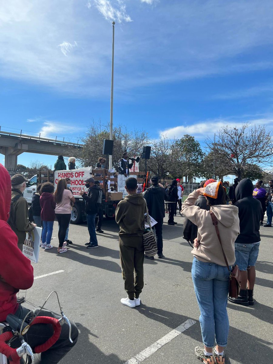 unitedroots's tweet photo. Check out some pictures from the this past Saturday's East Oakland March to rally against School Closures! https://t.co/5r2IPTWJHu
