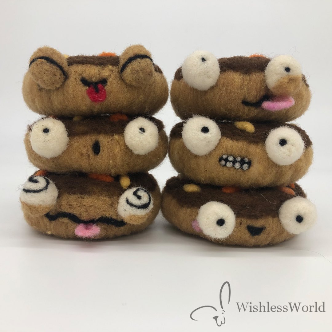 wishless15's tweet photo. Iโm working on making a kit for people to make their own doughnuts. Itโs surprisingly involved process. Like here I have 6 doughnuts I made in a batch to try and really figure how much wool I use for each step. ๐
#needlefelting #doughnuts #foodwithfaces #fiberart https://t.co/yxxRbW5DJp