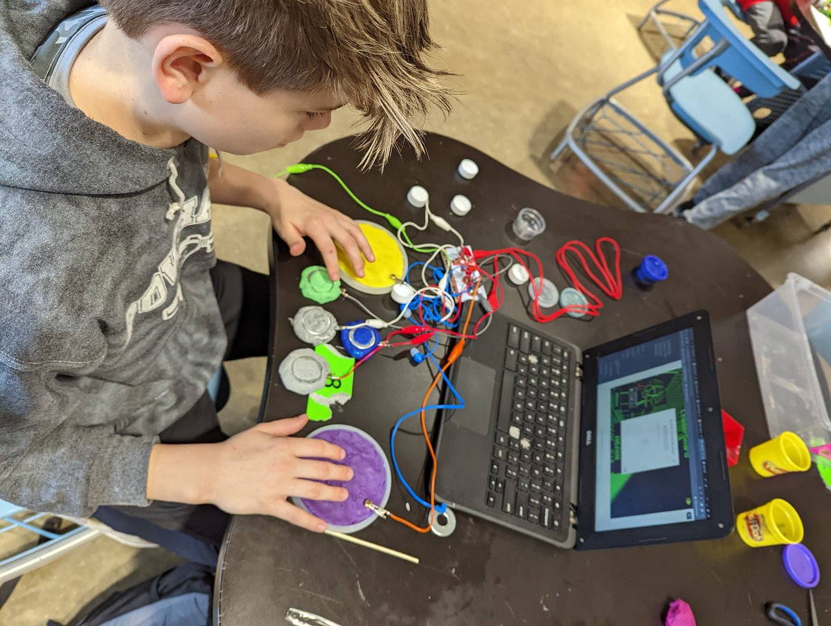 InertiaMatters's tweet photo. Had a great time exploring our @makeymakey classroom kit with @SheilaF63386927's STEM exploratory classes! #FunWithCircuits @powhatanms https://t.co/lZORMSwW3V