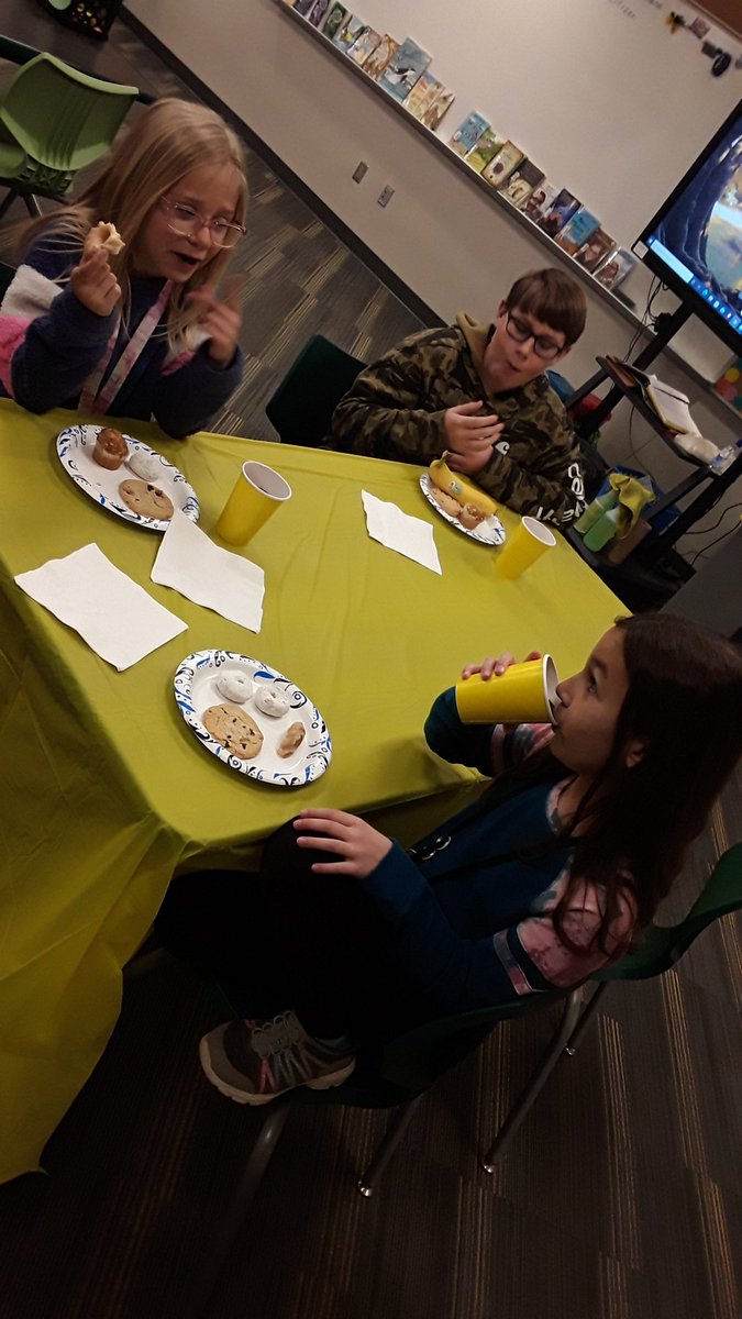 musuzq's tweet image. Voting breakfast party for the students who read four of the Mark Twain nominees this year!  What a fun morning! #pesd32 @MASLOnline