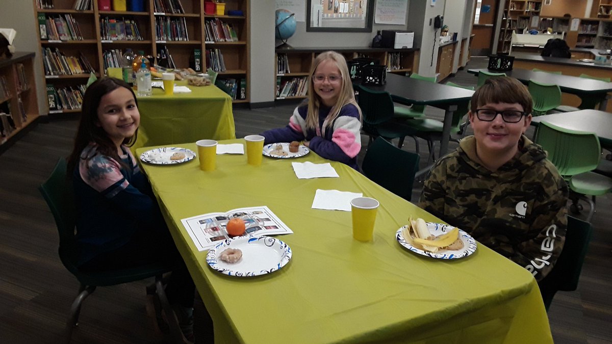musuzq's tweet image. Voting breakfast party for the students who read four of the Mark Twain nominees this year!  What a fun morning! #pesd32 @MASLOnline
