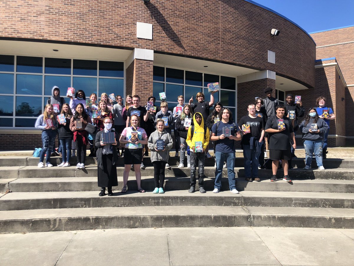 AynorHSLibrary's tweet image. Shoutout to all the top readers at AHS! Thanks to #booksamillion and generous donors, these kids got to take home their own set of books!! #bluejacketsread #ahsreads
#ahslibrarylearningcommons
#ahsllc #bluejacketlife 
#aynorhighschool
#hcslibrarymedia
#leadhcs #hcsleads