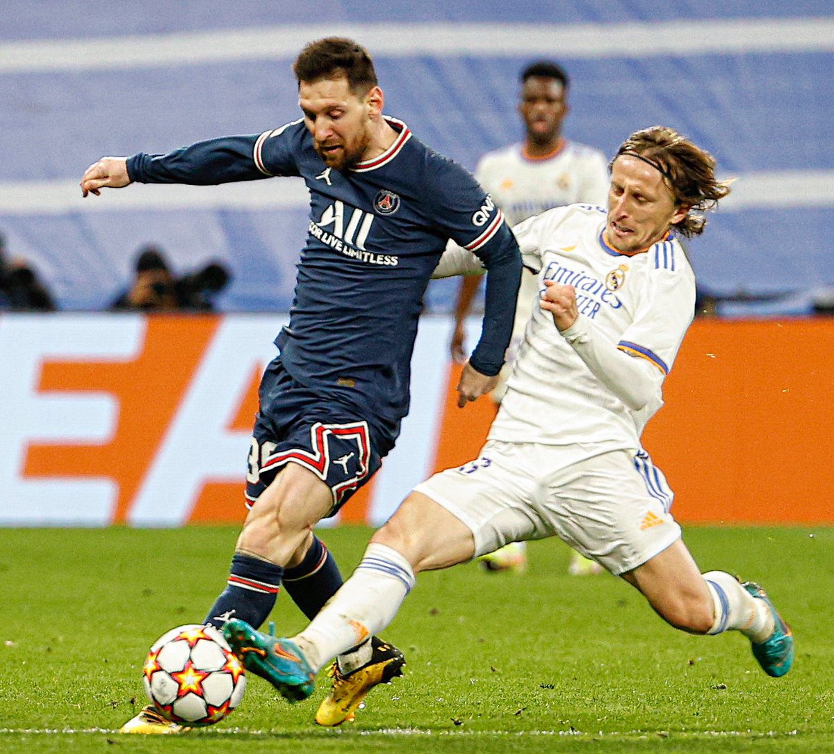 Al minuto 70 corta un contragolpe de Lionel con una barrida que aplaude todo el Bernabeu. 5 minutos después, se recorre todo el campo para asistir, en la misma jugada, a Vinicius y a Benzema. En sus pies, la remontada. LUKA MODRIC, 36 años. Crack total.