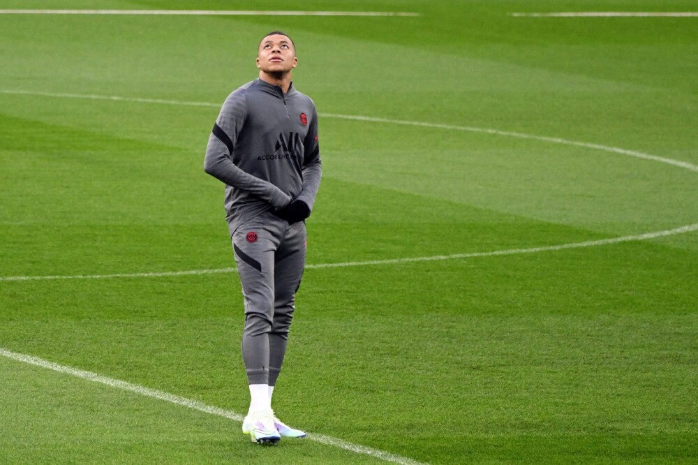 Raul7Capitan7's tweet photo. Hoy has aprendido dos grandes lecciones @KMbappe 

- 90 minutos en el Bernabéu son muy largos. 

- Ningún equipo se asemeja a la grandeza y épica del Madrid.

#HalaMadrid https://t.co/zyvmoPMWoH