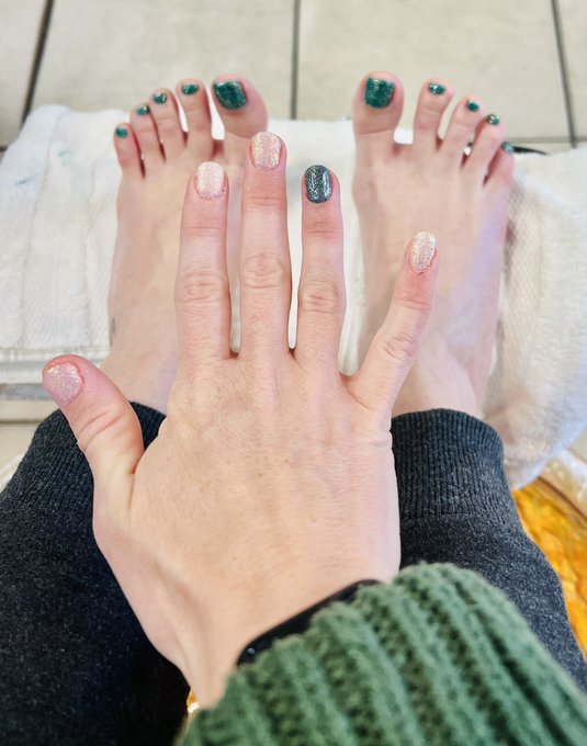 Im feeling those St Patrick&rsquo;s Day nail vibes 💅 🍀 https://t.co/i7VtBYiQkO
