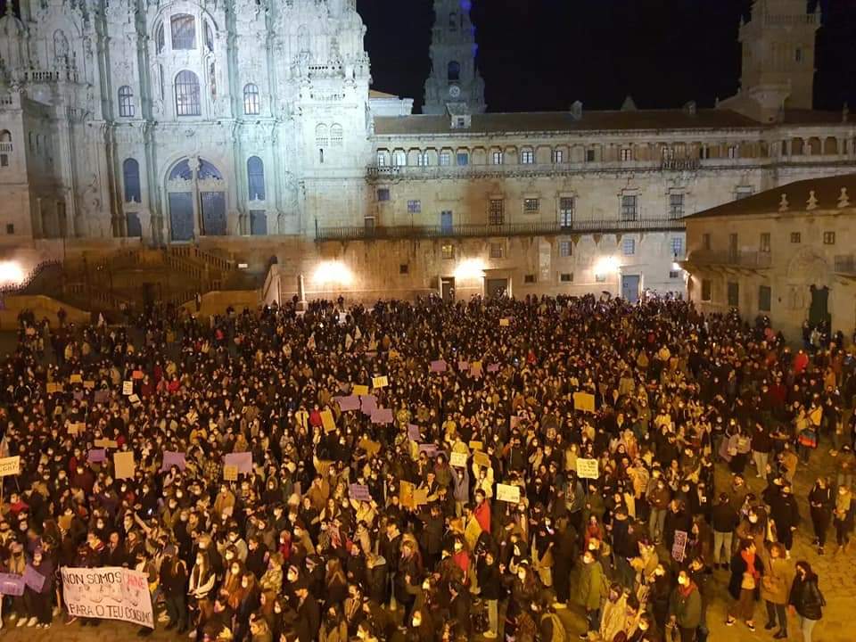 No #8M2022 demostramos un ano ➕ a forza do #Feminismo do país ✊💜

Dereitos para todas, todos os días‼️♀️

#NinViolencia
#NinPrecariedade
#NinInvisibilidade
#8M #Galiza 🤍💙
#XuntasSomosMáisFortes 
#FeminismoGalegoEnPe

Imaxes da manifestación da #Compostela con <a href="/Galegas8M/">Galegas 8M</a>