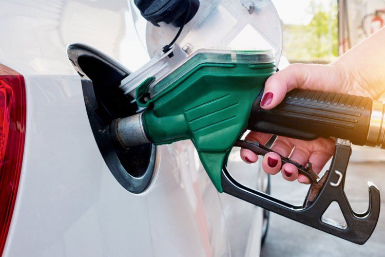MDvoulety's tweet photo. ⛽️ Vláda chce kontrolovat marže u pohonných hmot. Na první pohled líbivé, ale … Kdo řekne, co je přiměřená marže? A opravdu se vláda vydala cestou, že začne určovat ceny u podnikatelů? Mne vždy učili, že v tržní ekonomice tvoří cenu nabídka a poptávka, ne státní úředník. 🧐 https://t.co/uek6UlkywD