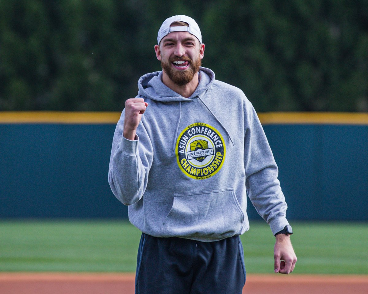 LipscombMBB's tweet photo. Throwing 𝑮𝑨𝑺 today at Dugan Field 🔥🔥🔥

Thanks @BisonBaseball for having our guy @p_hazen throw out the first pitch ⚾️ Good luck today and the rest of the season! 👊

#IntoTheStorm⛈️ | #HornsUp🤘 https://t.co/ezhqAHGOXC