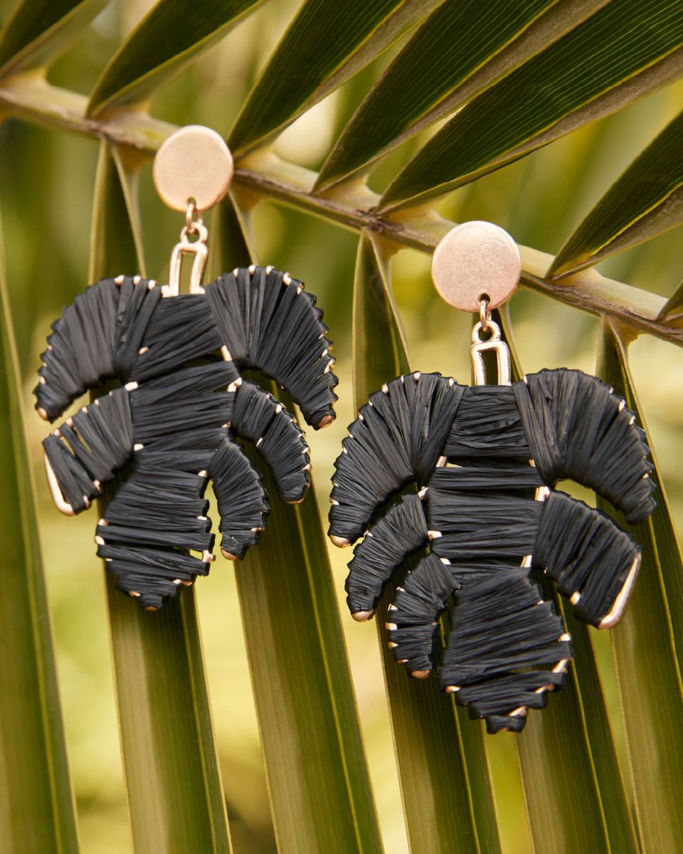 evereveofficial's tweet image. The easiest way to level up your vacay style: textured statement earrings that upgrade any look to evening-ready. #packinghack

Shop Resort: cur.lt/xv4ez2oca