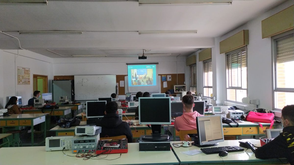 Carmelafol1's tweet photo. Todos los estudiantes de @Emprende_Rua han seguido con atención toda la jornada #PowerYouXperience de forma virtual. Se llevan una mochila llena de conocimientos para mejorar su empleabilidad. https://t.co/a9fNDFS7G9