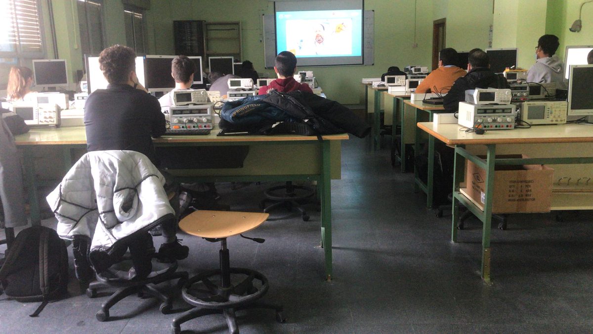 Todos los estudiantes de <a href="/Emprende_Rua/">Aula Profesional Emprendimiento IES Benjamín Rúa</a> han seguido con atención toda la jornada #PowerYouXperience de forma virtual. Se llevan una mochila llena de conocimientos para mejorar su empleabilidad.