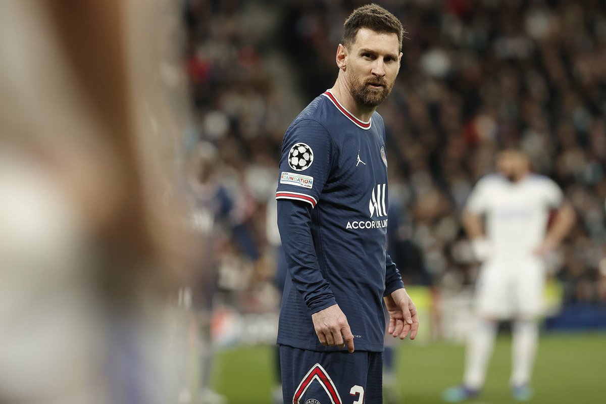 fuerte_dilo's tweet photo. ¡BENZEMA METE EN CUARTOS AL MADRID! Con un hat-trick de Karim Benzema ⚽, Real Madrid 🇪🇸 venció 3-1 al PSG 🇫🇷 y clasificó a los cuartos de final de la Champions League 🏆. Kylian Mbappé ⚡ marcó el 1-0. Gianluigi Donnarumma 🧤 tuvo una actuación para el olvido 😞 https://t.co/iCVEM9cusL