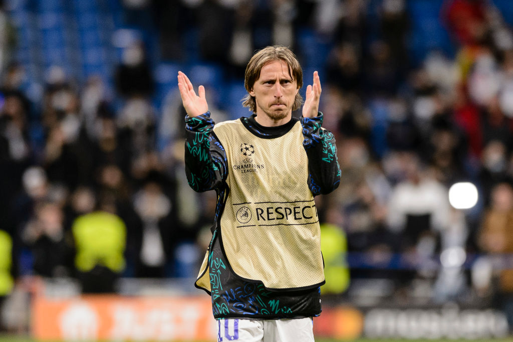 StatmanDave's tweet photo. Luka Modric’s game by numbers vs PSG:

88% pass accuracy
88 touches
10 attempted long balls
9 successful long balls
7 ground duels won
4/4 tackles won
4 ball recoveries
3 attempted take-ons
3 successul take-ons
2 clearances
2 shots
1 chance created
1 assist

Freak of nature. 🇭🇷 https://t.co/Xtx3QYiFjJ