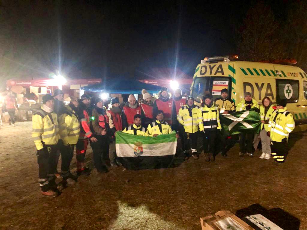 DYACantabria's tweet photo. 39 horas de viaje ininterrumpido después el convoy #DYA acaba de entregar la ayuda humanitaria en el campo de refugiados #Dorohusk frontera #Ucrania
💛Primera parte de la misión completada OK
❤️Mañana regresarán a España acompañados de 19 refugiados 
💛Ahora toca descansar equipo https://t.co/5luQBJTFxe