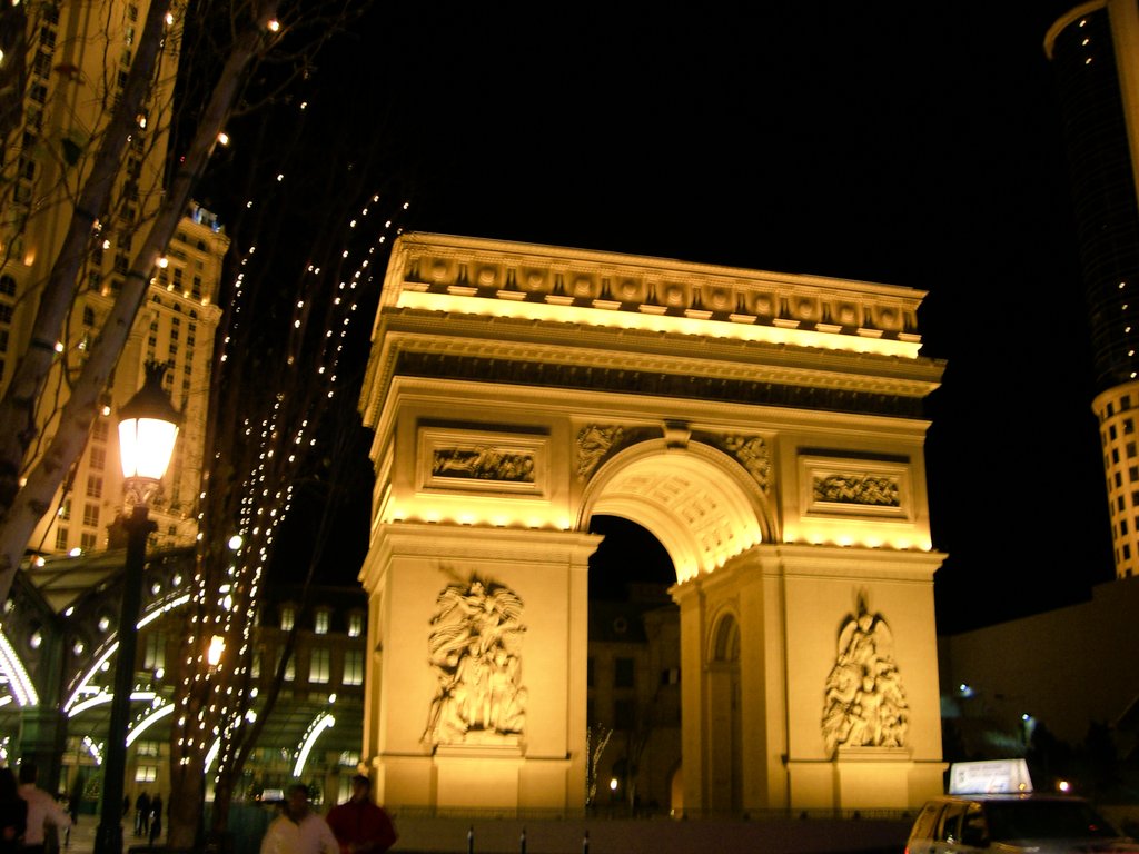 Margaret Tomo Com フォーコーナーにあるパリをイメージしたホテルが その名もズバリparisです エッフェル塔 凱旋門 パリ市庁舎がスモールサイズで再現されています 館内もパリっぽい街並みでした ちょっと張りぼて感はありますが 夜は雰囲気アップ