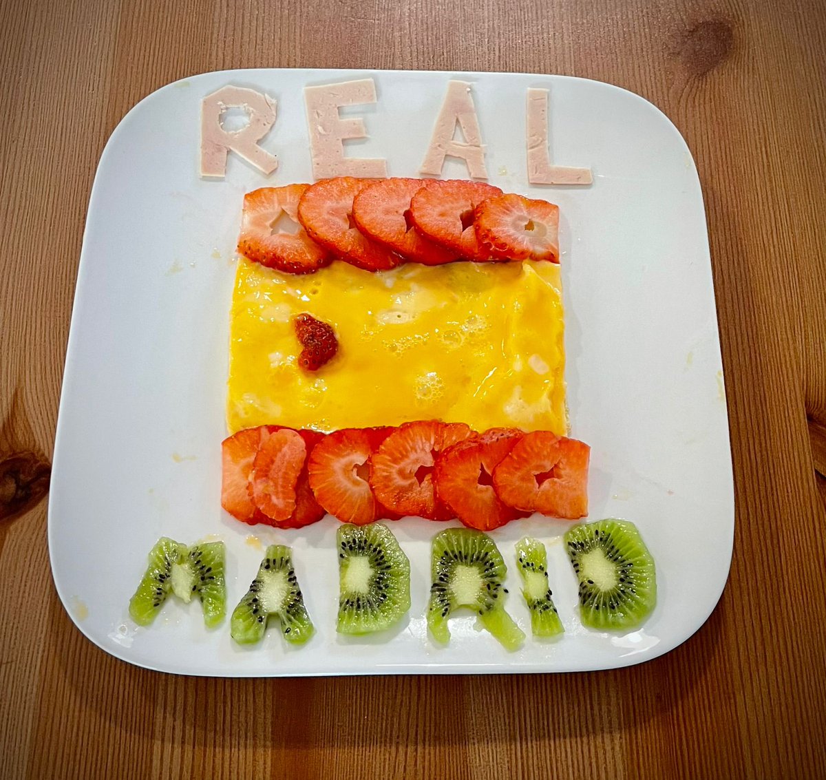 nanoudesiign's tweet photo. Le petit déjeuner de Messi demain matin #RealPSG #PSGRMA #RMAPSG https://t.co/0YYEk61UUt
