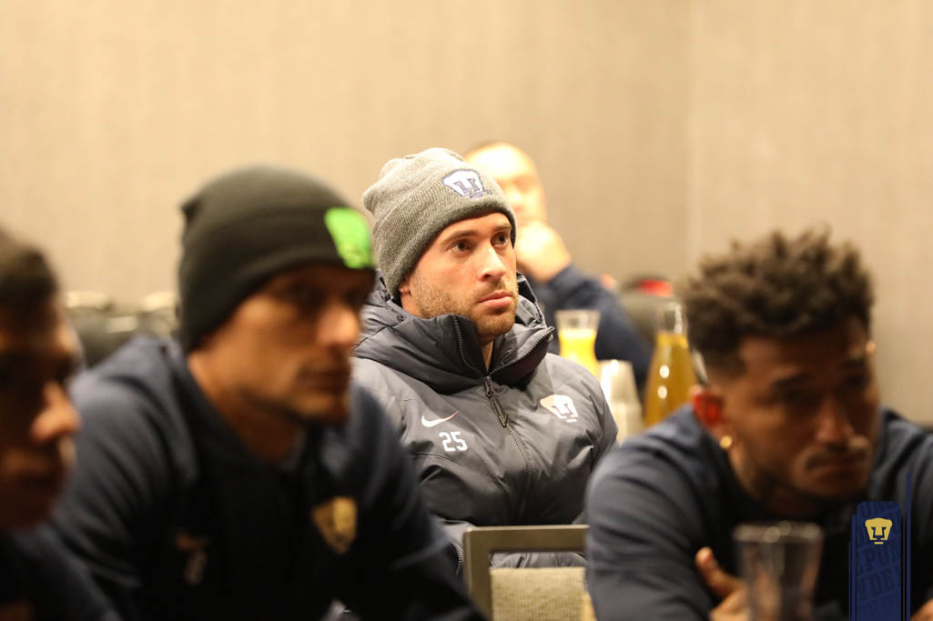 PumasMX's tweet photo. 𝗖𝗛𝗔𝗥𝗟𝗔 𝗣𝗥𝗘𝗩𝗜𝗔 🐾

#ComoDebeSer #SoyDePumas https://t.co/YNL0wlq9N8