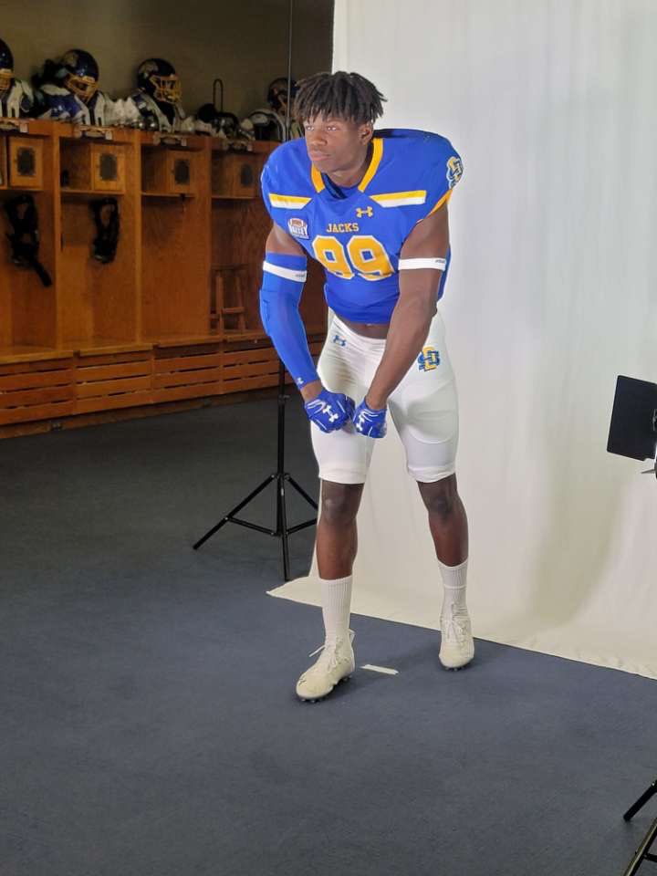 AbrahamMyers13's tweet photo. After an amazing visit I’m BLESSED to say I’ve received an offer from South Dakota State University. Thank you ! @CoachSmith_9 @Coach_Spencer11 @HolyNutmeg @GoJacksFB @RyanBurnsMN @SFW_Football https://t.co/DBctFZ5dBE