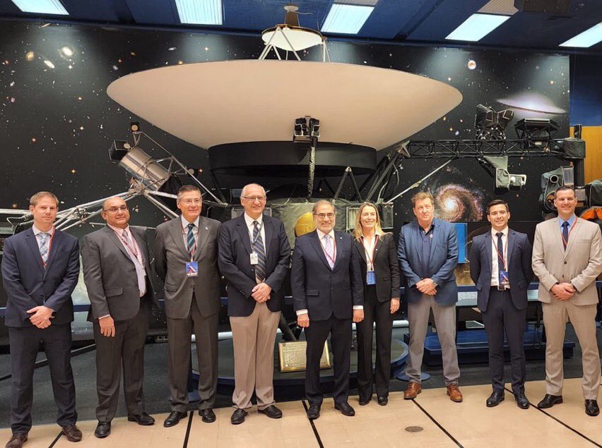 Es un gran honor recibir este reconocimiento que me otorgaron el Embajador Rubén Caro, Consul General de la Argentina en Los Angeles, y el Embajador Jorge Argüello, <a href="/JorArguello/">Jorge Argüello</a>, Embajador Argentino en los EEUU, después de un tour al JPL. (1/2)