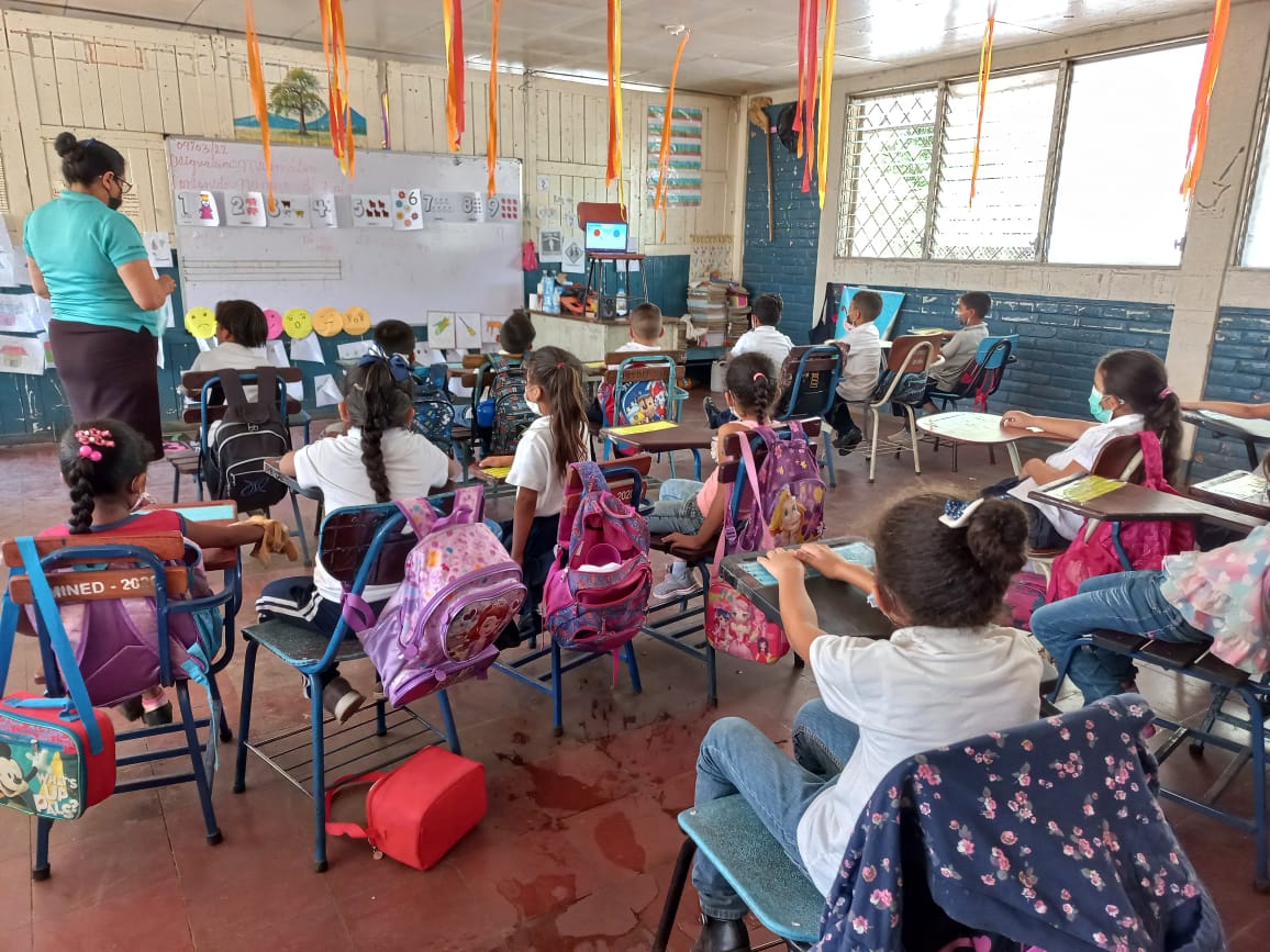 MinedPosoltega's tweet photo. Con alegria docentes y estudiantes participan en el desarrollo de actividades de #TeleClases en los diferentes Centros Educativos del Municipio de Posoltega.
#Nicaragua https://t.co/YfSUI8VsHx