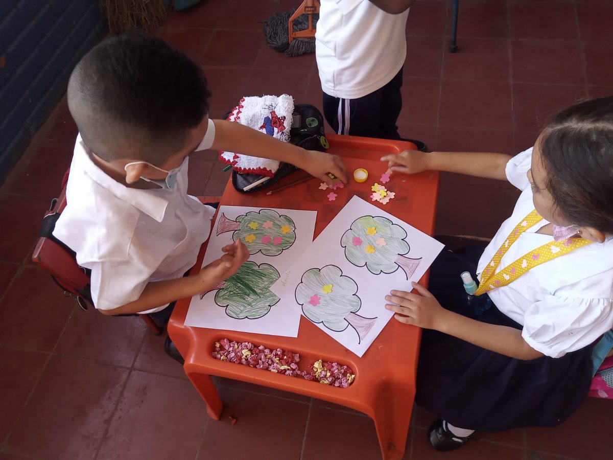 MinedPosoltega's tweet photo. Con alegria docentes y estudiantes participan en el desarrollo de actividades de #TeleClases en los diferentes Centros Educativos del Municipio de Posoltega.
#Nicaragua https://t.co/YfSUI8VsHx