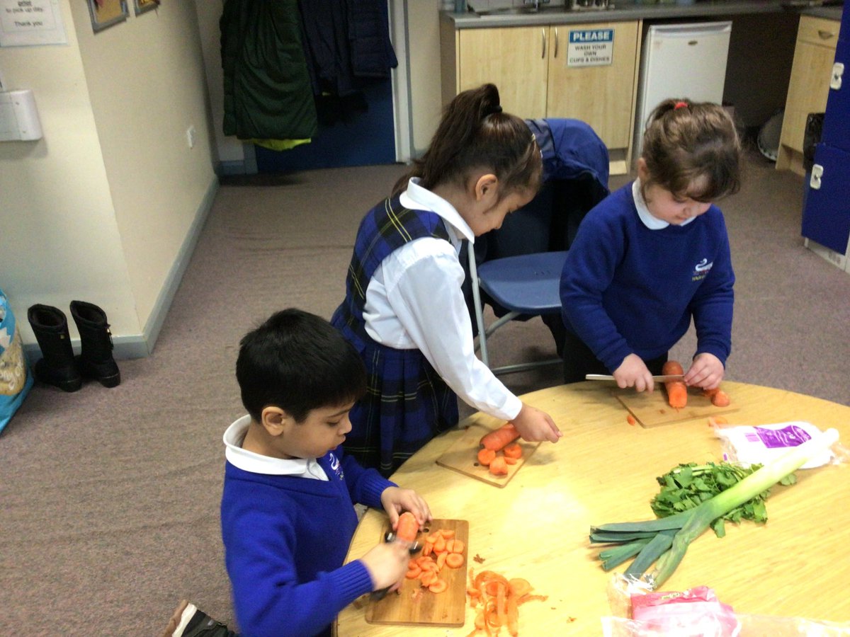 MissMachray's tweet photo. Some of the other children in Primary 1 also had great fun with Halli Bear helping to prepare and make the soup in school 😊 well done everyone! ⭐️ @HaghillTeam @TheHFGlasgow https://t.co/UDsMldIK2w