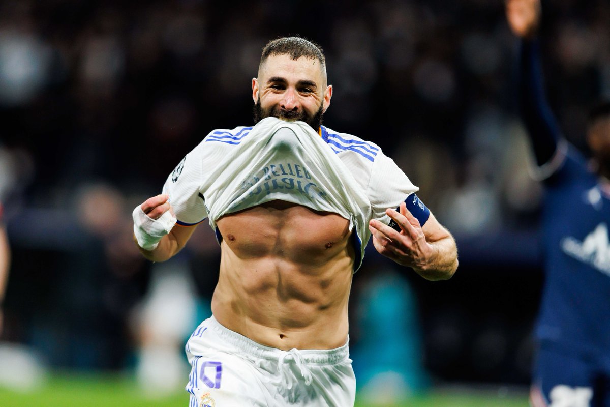 ActuFoot_'s tweet photo. Karim Benzema (34 ans) est devenu le joueur le plus vieux à inscrire un triplé en Ligue des Champions. ⚔️🔥 https://t.co/TBrTgRyM65