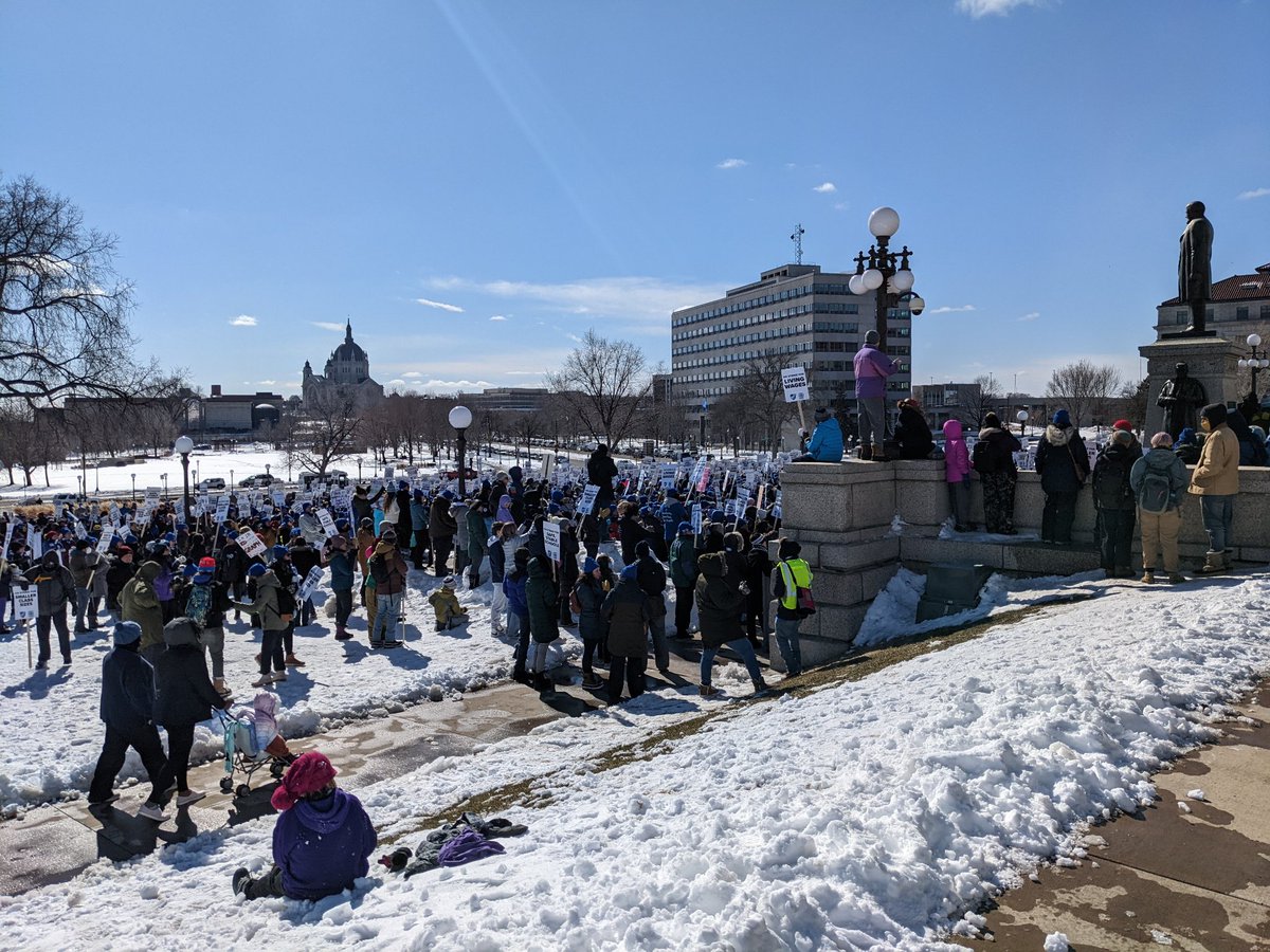 gheebeeghee's tweet photo. Standing the line in solidarity with my @MFT59 family. #unionstrong #edmn #union https://t.co/zMIeURuZsS