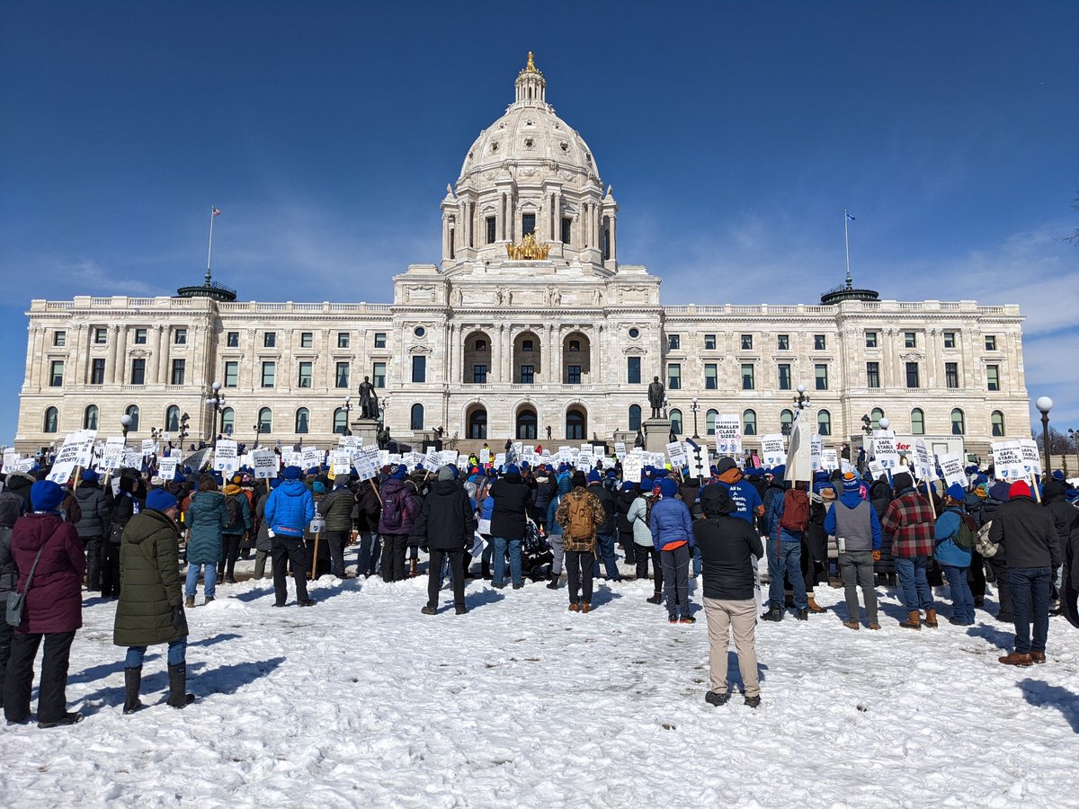 gheebeeghee's tweet photo. Standing the line in solidarity with my @MFT59 family. #unionstrong #edmn #union https://t.co/zMIeURuZsS