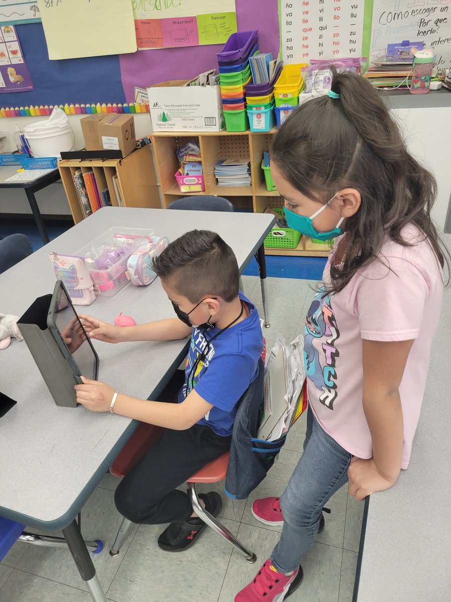 BilingualCDiaz's tweet photo. Today was Implementation Day of our #AppleLearningExperience at @PanthersD100! @1MPershing created book reviews about a favorite book using #Clips. @mowilliams, we really loved "La Paloma encuentra un perro caliente"! #duallanguage #biliteracy #d100inspires #d100inspira https://t.co/mK0fFhuJSN