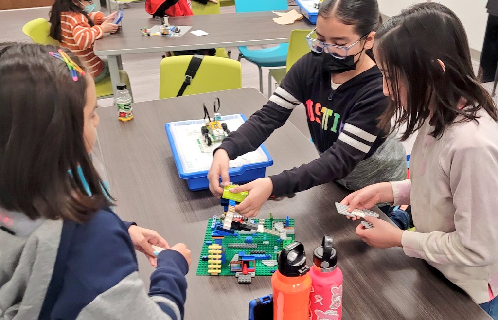 OLeza_CI's tweet image. Dr. Erica Armijo's students at #CactusTrails Elementary 🐍 put their logical thinking to the test during today's #Snapology session. 🔬 There's no doubt that #STEM exploration & fun go hand in hand! 🧑💻 #TeamSISD #Education #EdChat