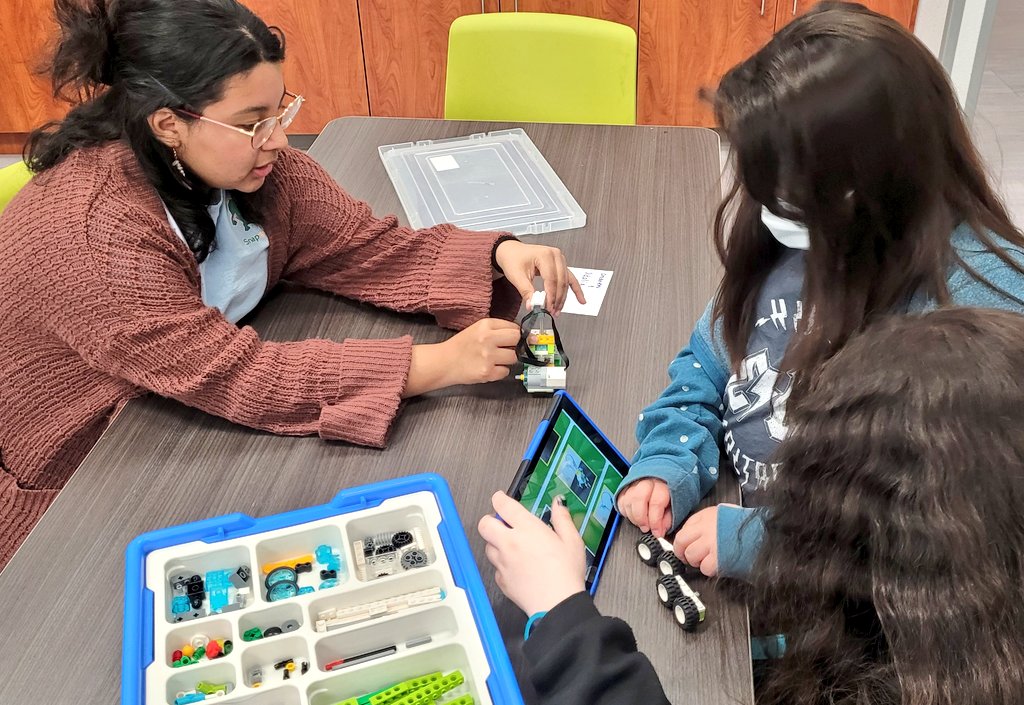 OLeza_CI's tweet image. Dr. Erica Armijo's students at #CactusTrails Elementary 🐍 put their logical thinking to the test during today's #Snapology session. 🔬 There's no doubt that #STEM exploration & fun go hand in hand! 🧑💻 #TeamSISD #Education #EdChat