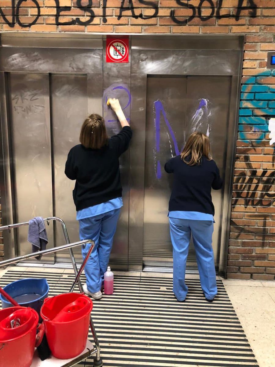JOSEMANUELSOTO1's tweet photo. Quién es más feminista?
Las q hacen las pintadas o las q las limpian? 
Mis respetos a estas señoras… https://t.co/X28UOI9zgM