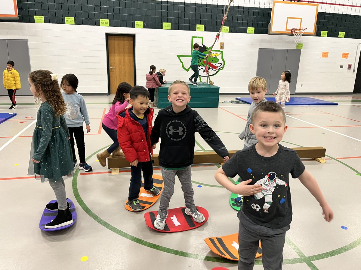 MsWhitt_Teaches's tweet photo. Gymnastics Stations are the best!! @rockenbaughES https://t.co/rMeZJ7Tg7X