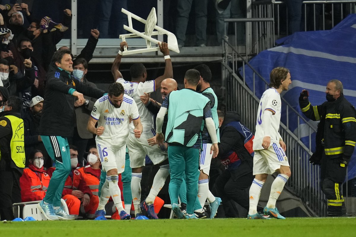 marca's tweet image. 😍 @David_Alaba llegó libre al Real Madrid hace unos meses... y esta foto describe su madridismo. 

¡Esto es el Real Madrid! #UCL #RealMadridPSG