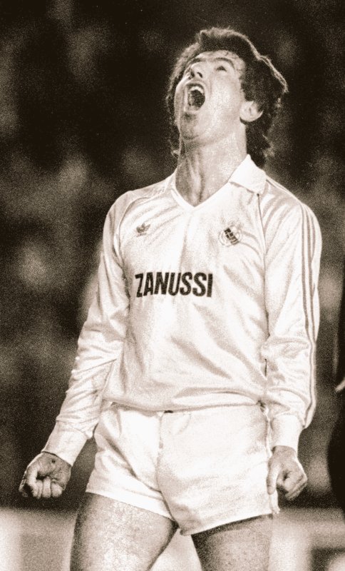 Raul7Capitan7's tweet photo. Siempre presente en estas noches, siempre en la memoria Madridista.

Cuando un jugador trasciende más allá del tiempo.

90 Minuti en el Bernabéu son molto longo. 

#EternoJuanito https://t.co/Vkb6yLgn7E