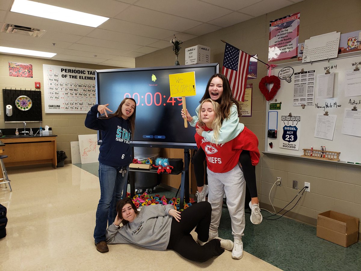 sciencereaction's tweet photo. More @SiegelHighStars outsmarted that mole and made their escape! One "Queen Tot" called 602-1023 to see if the mole would come out to play...
#molehistory #avogadrosnumber #molarmass #dimensionalanalysis #tatertot #P2BASS https://t.co/6DssXLNvAN