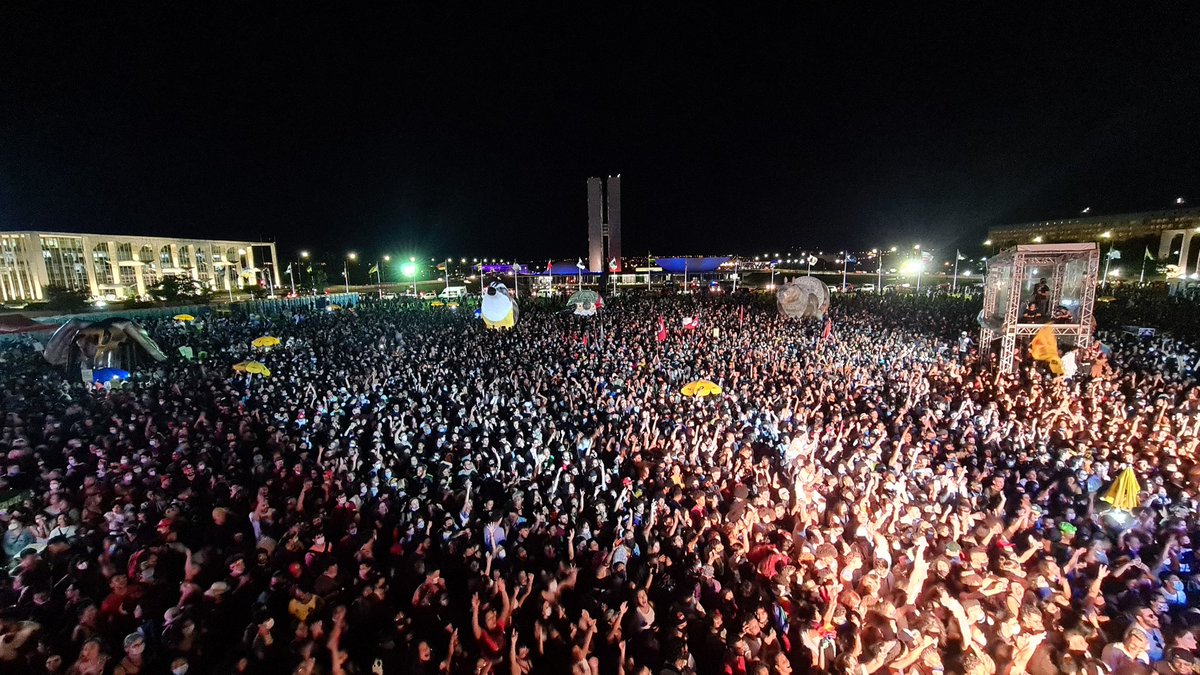 obsclima's tweet photo. Certamente mais de 15 mil pessoas no maior ato pelo meio ambiente já feito em Brasília ✊🏽 #AtoPelaTerra https://t.co/nrkGaA2v2D