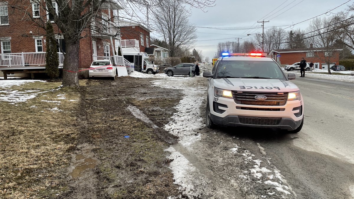 emy_laf's tweet photo. Une voiture a foncé dans la galerie d'un logement de la rue Bowen Sud, à Sherbrooke. 

Selon les policiers, quatre personnes seraient impliquées dans l'accident, mais personne n'aurait subi de blessure sérieuse. #rces
(photo : André Vuillemin) https://t.co/AmCf6SR248